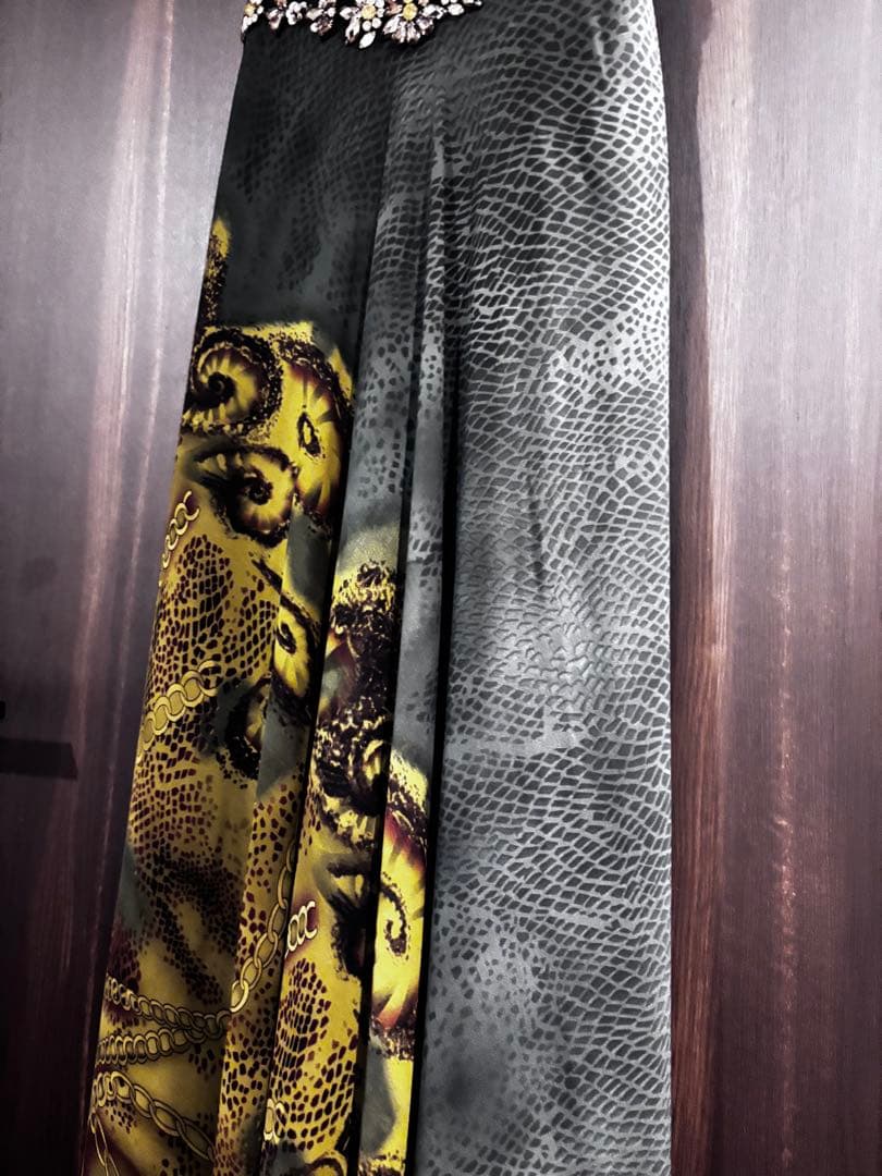 ビジュー付きハイネックロングドレス