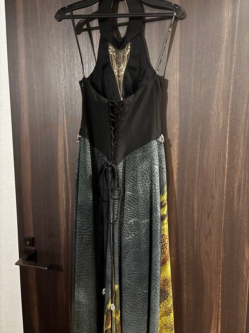 ビジュー付きハイネックロングドレス