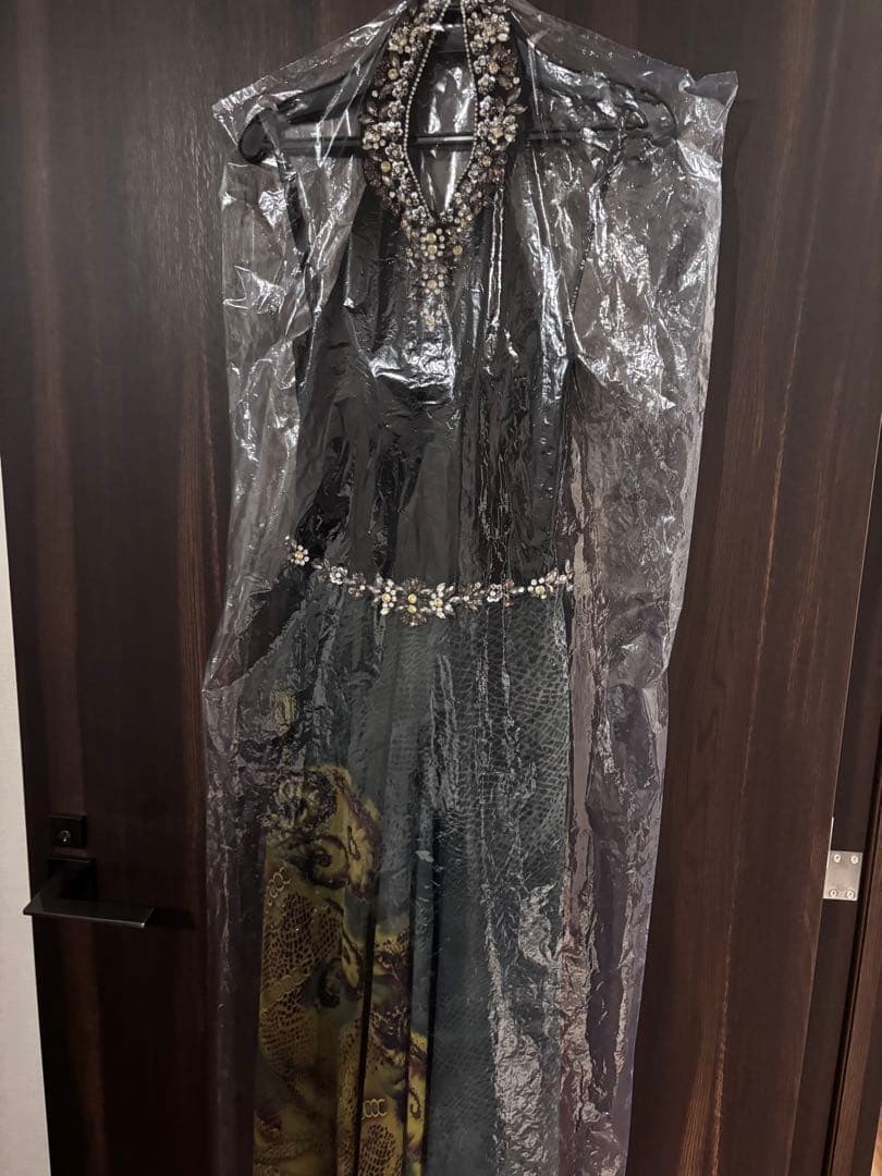 ビジュー付きハイネックロングドレス