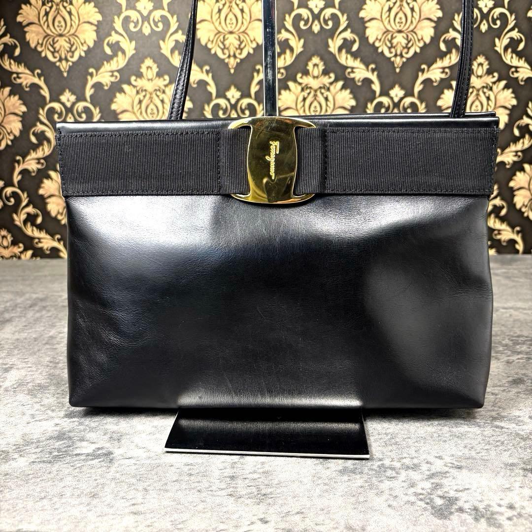 【美品】サルヴァトーレフェラガモ ヴァラリボン ミニショルダーバッグ レザー