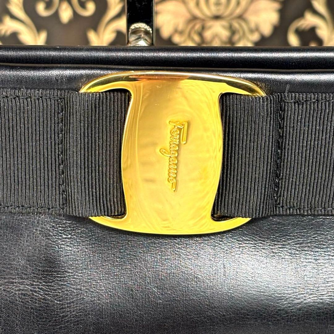 【美品】サルヴァトーレフェラガモ ヴァラリボン ミニショルダーバッグ レザー