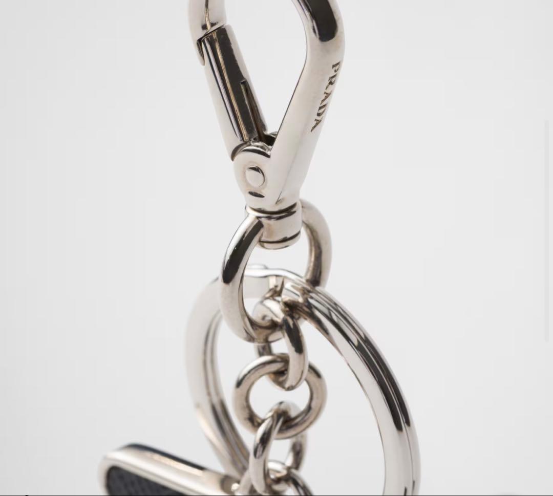 PRADA トライアングル型キーホルダー
