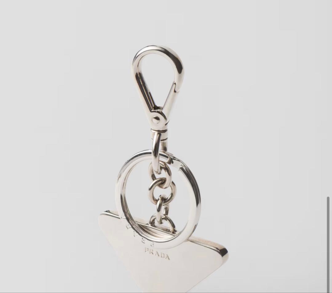 PRADA トライアングル型キーホルダー