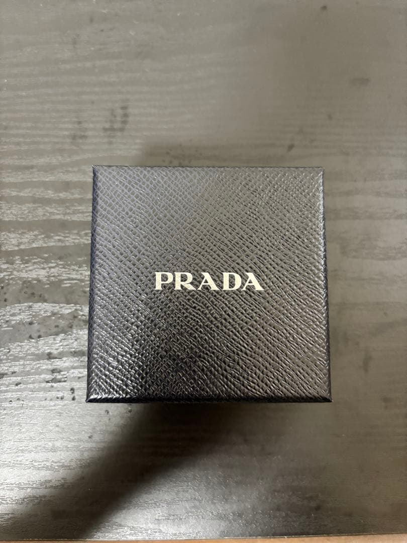 PRADA トライアングル型キーホルダー