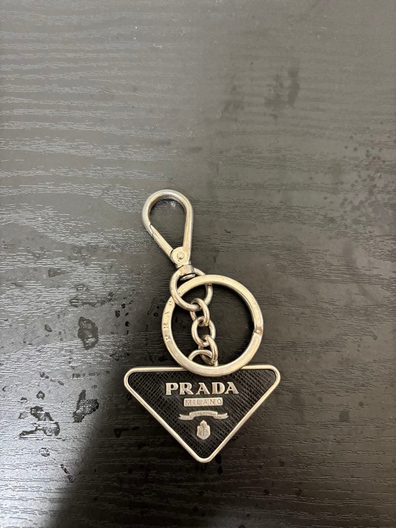 PRADA トライアングル型キーホルダー