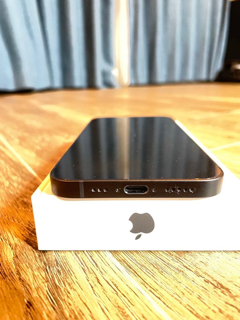 [超美品]　Apple iPhone 16eブラック 本体 充電ケーブル付き