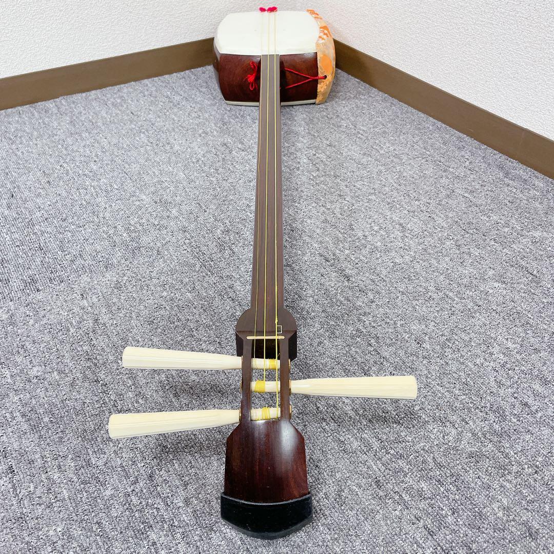 三味線 中棹 1本溝 紅木 丸打胴 犬皮 天然糸巻き 東さわり 和楽器
