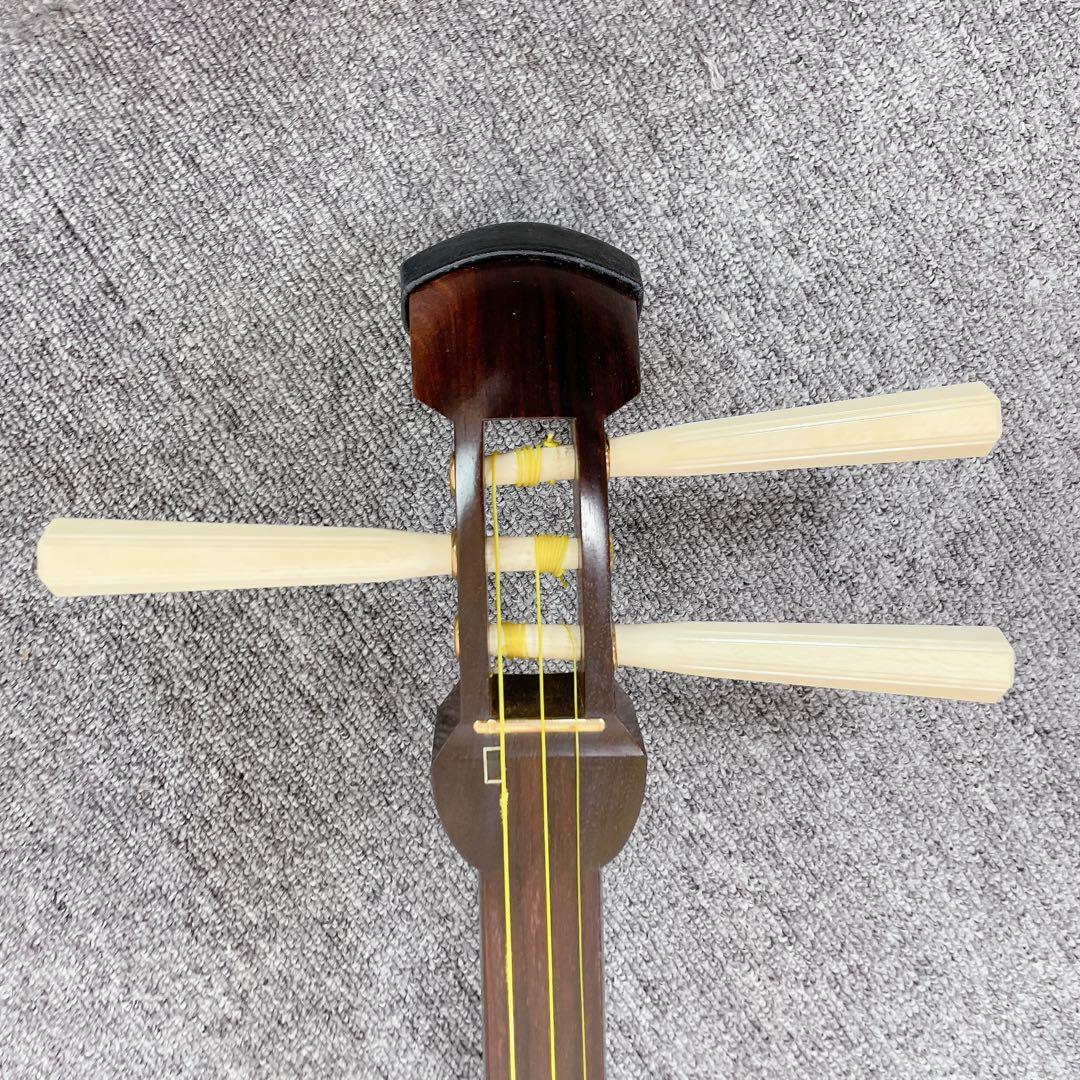 三味線 中棹 1本溝 紅木 丸打胴 犬皮 天然糸巻き 東さわり 和楽器
