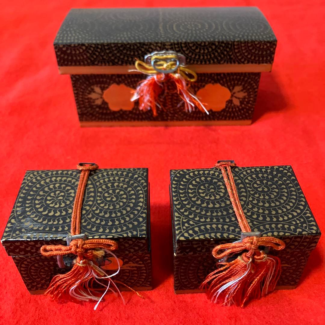 100年以上前のお雛様道具 御三揃(箪笥 長持 両掛)蒔絵御懸盤 桐箱入