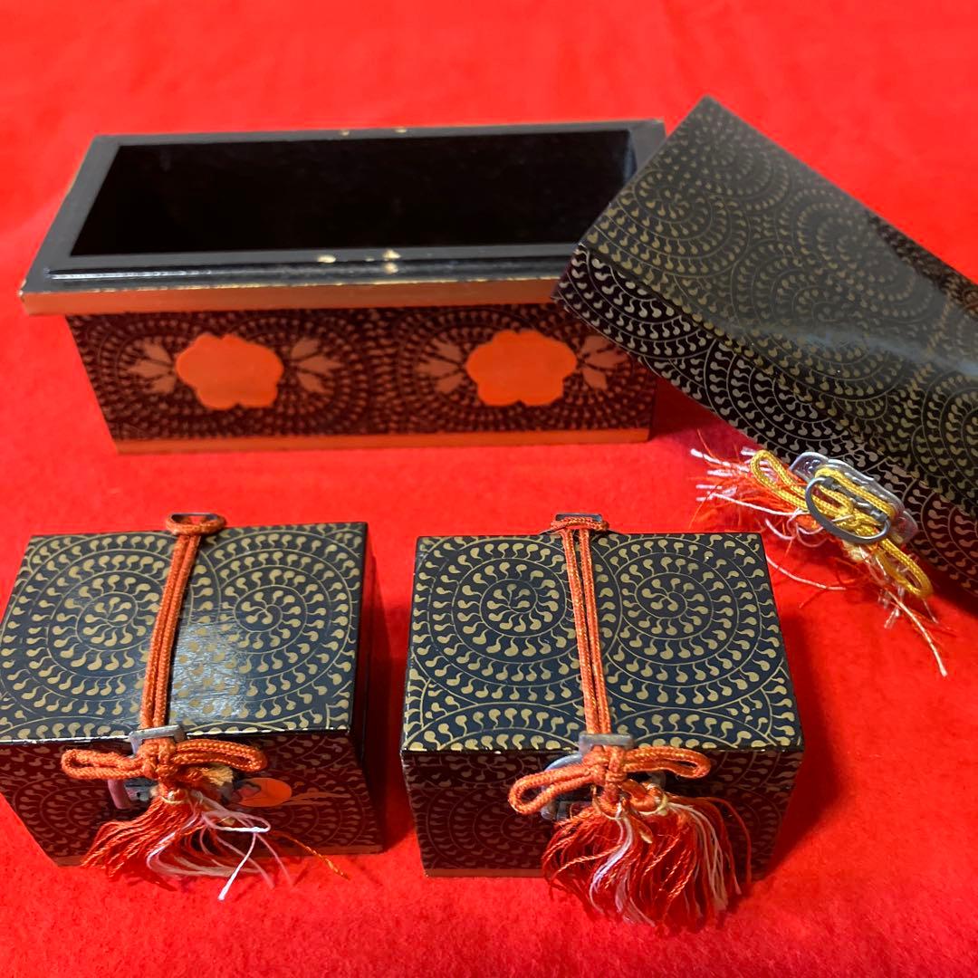 100年以上前のお雛様道具 御三揃(箪笥 長持 両掛)蒔絵御懸盤 桐箱入