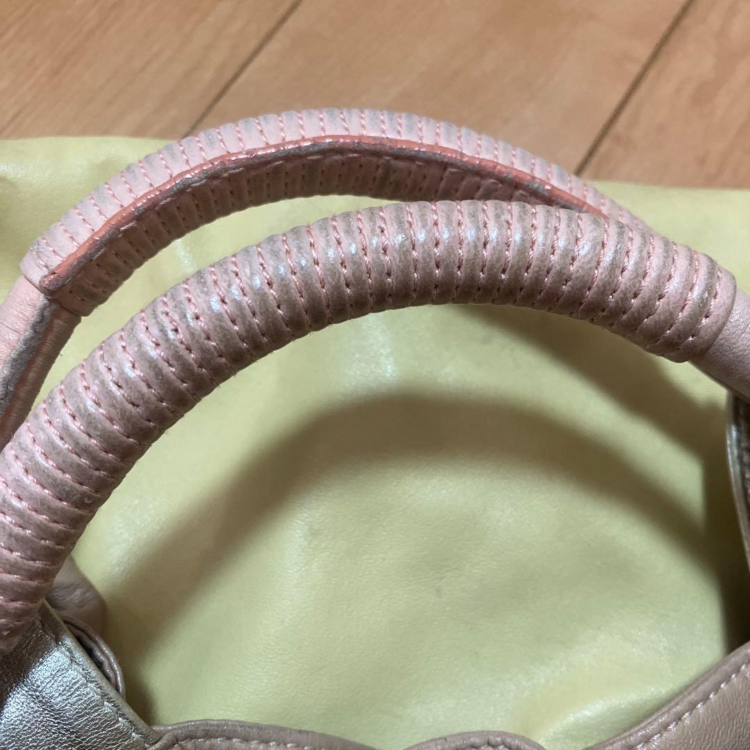 ゆな LOEWE ナッパアイレ イエローとベージュのバッグ 限定カラー