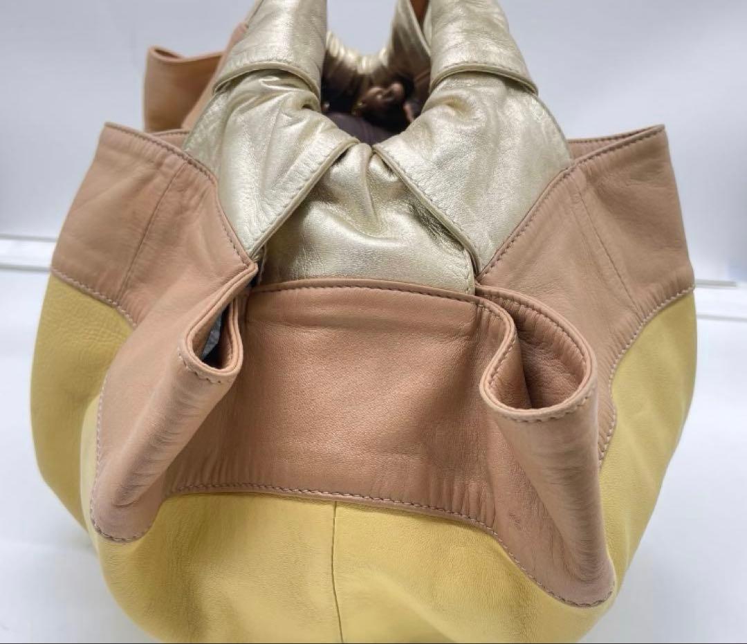 ゆな LOEWE ナッパアイレ イエローとベージュのバッグ 限定カラー