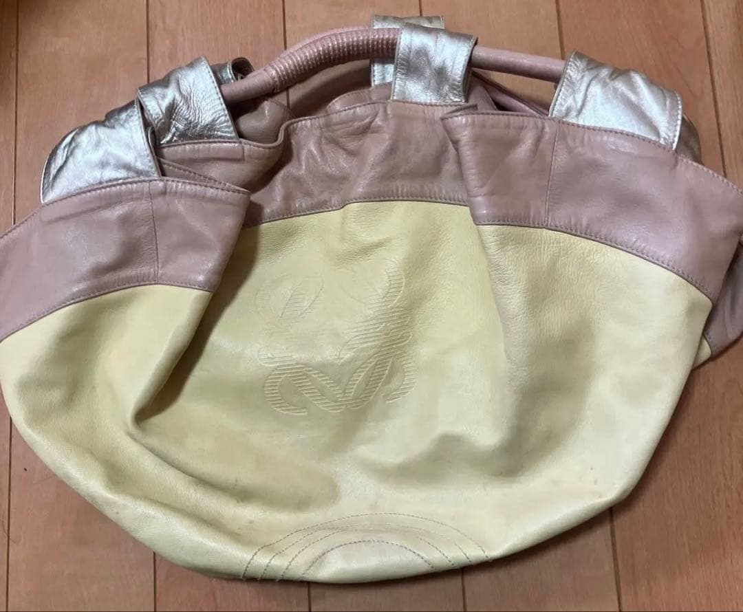 ゆな LOEWE ナッパアイレ イエローとベージュのバッグ 限定カラー