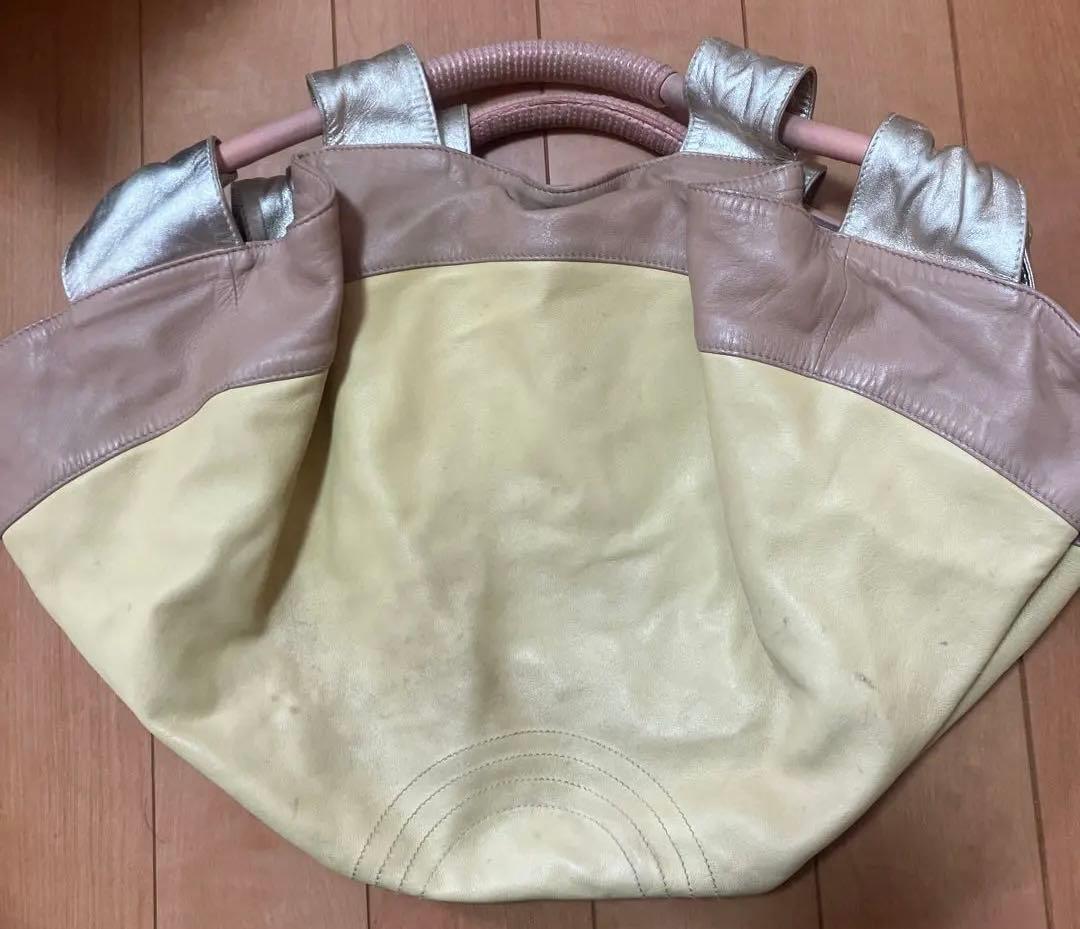 ゆな LOEWE ナッパアイレ イエローとベージュのバッグ 限定カラー