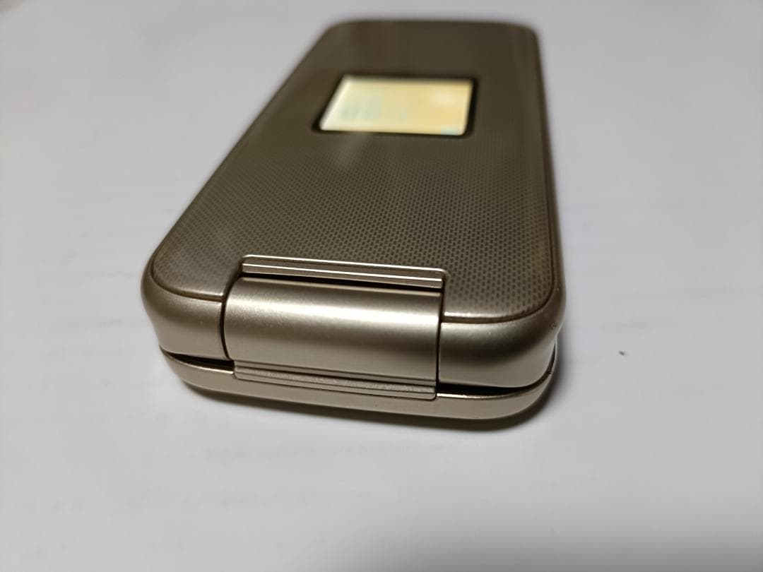 ☆ docomo らくらくホン F-02J ゴールド