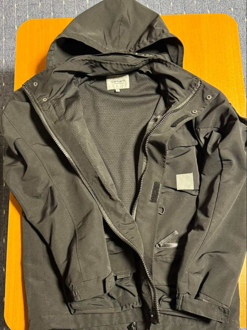 Carhartt ブラックジャケット フード付き