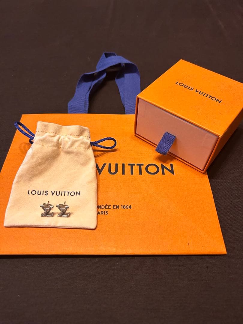 LOUIS VUITTON シルバーロゴピアス(両耳)