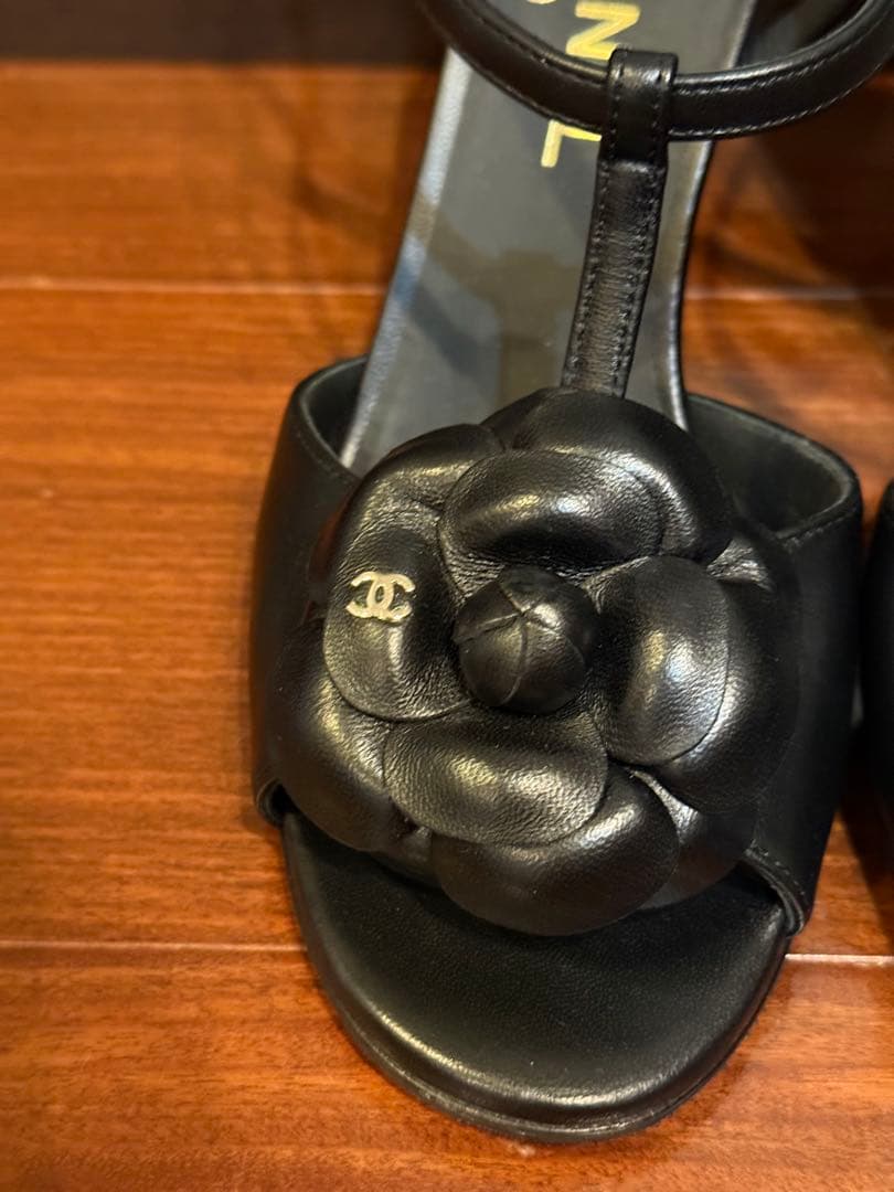 CHANEL ブラックサンダル カメリア
