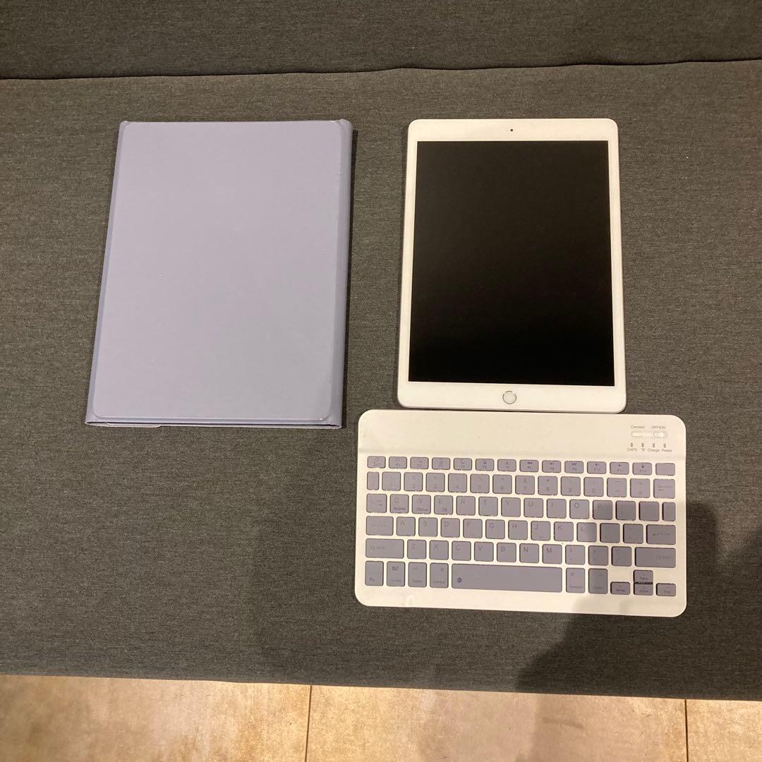 【6088】iPad A2198 32G 初期化済み　キーボード　カバー付き