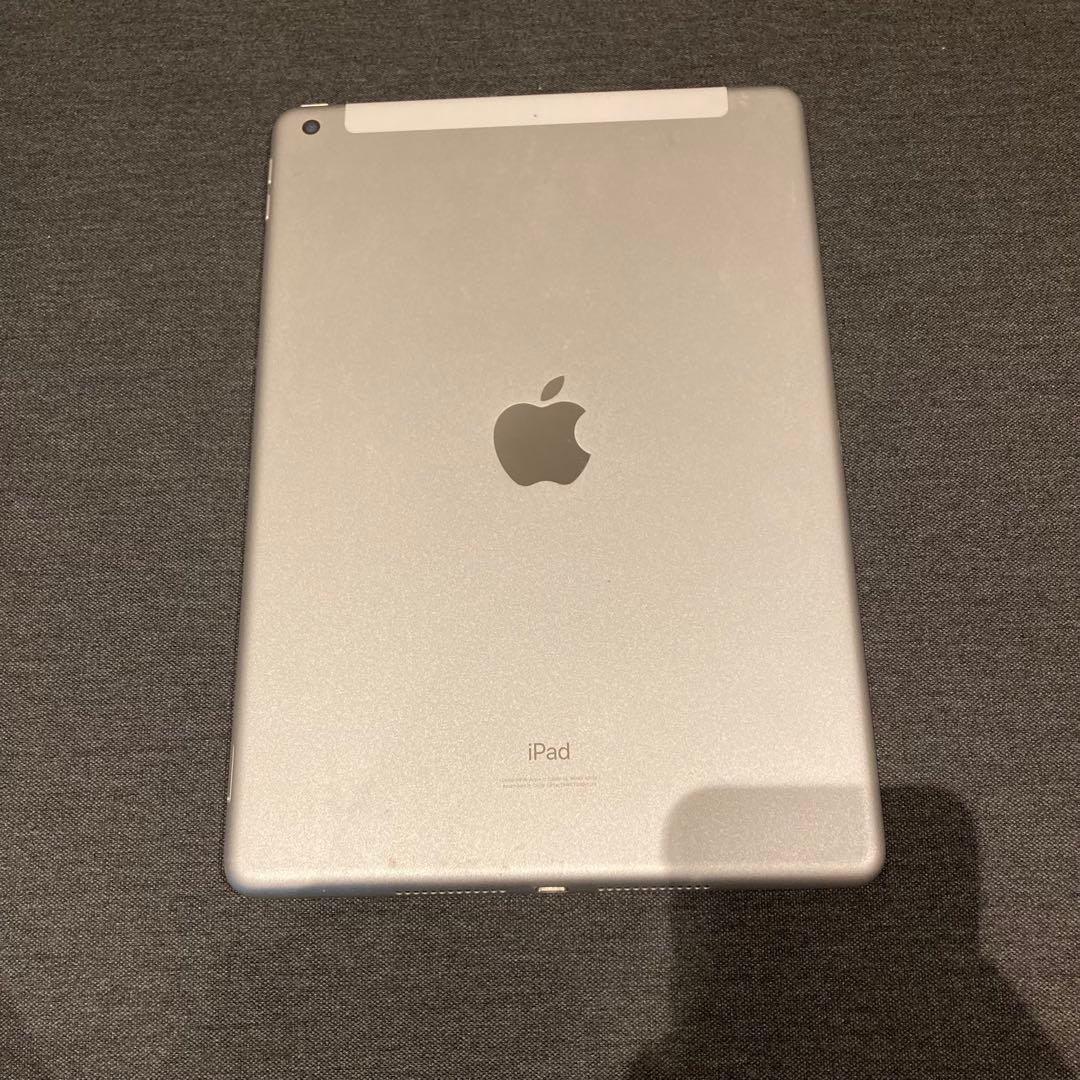 【6088】iPad A2198 32G 初期化済み　キーボード　カバー付き