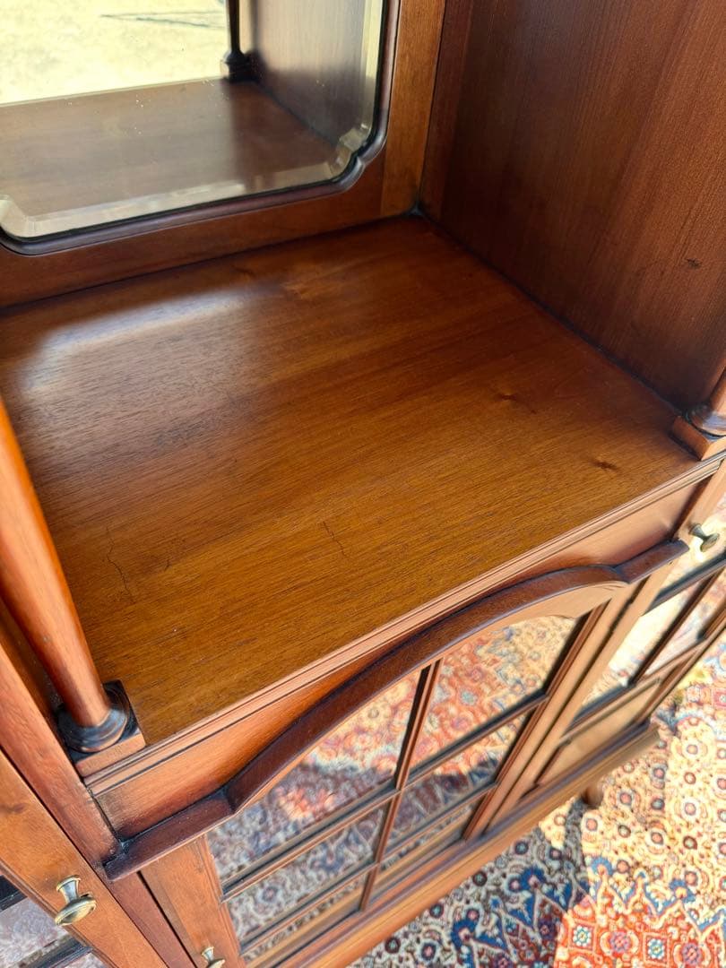 英国クラシック 高級ガラスキャビネット 美品 アンティーク調　西洋家具 飾り棚