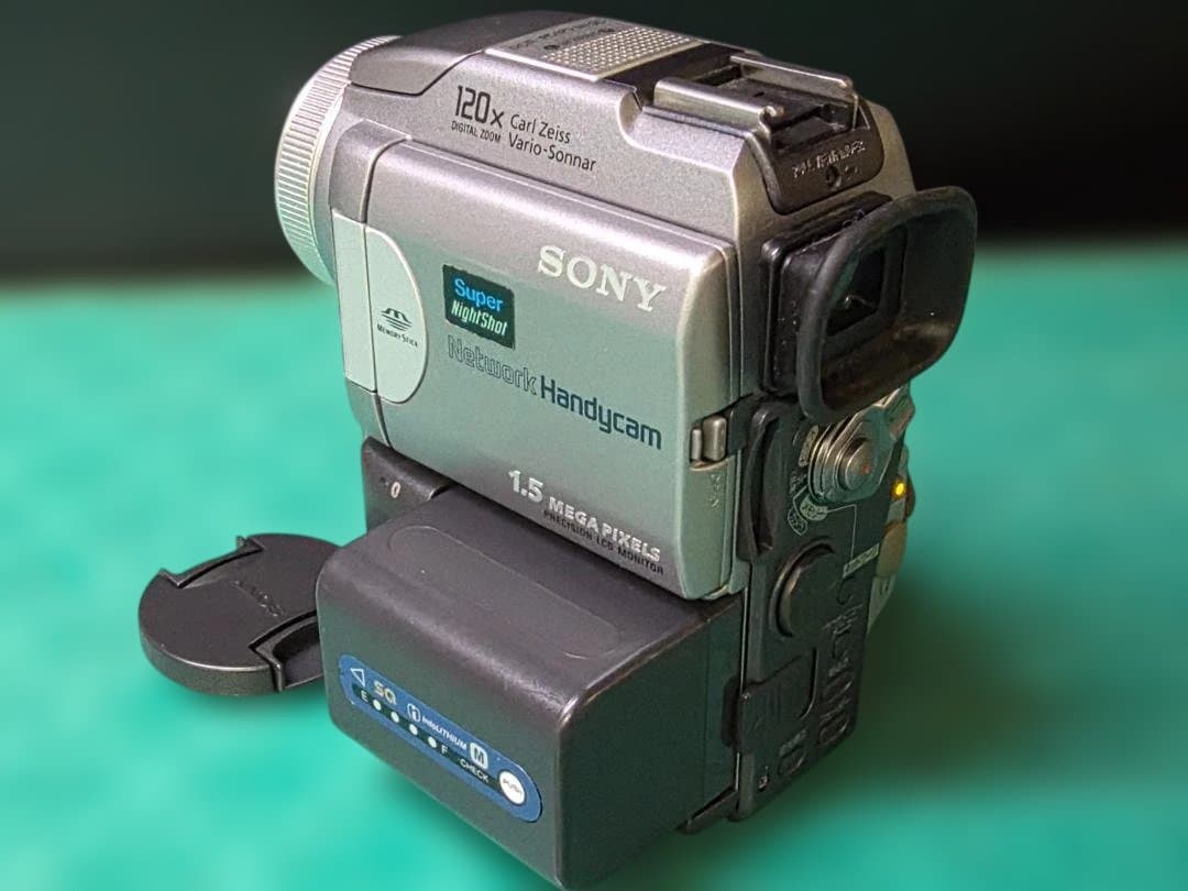 ビデオカメラ Sony Handycam DCR-PC120