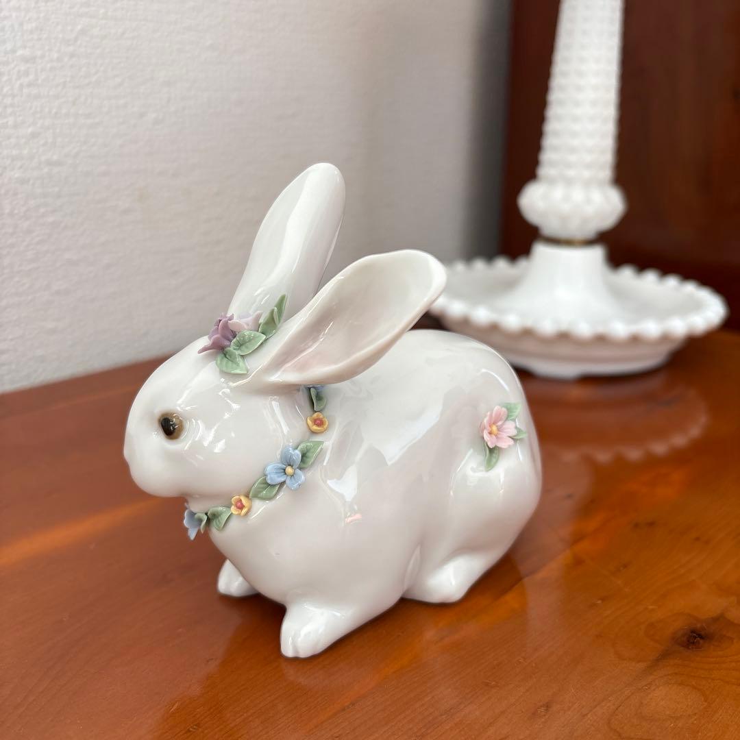 《リヤドロ》ウサギの陶器置物 花の装飾付き　欠けなし