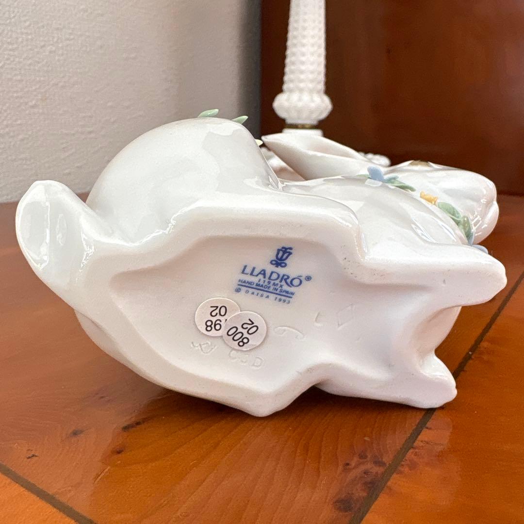 《リヤドロ》ウサギの陶器置物 花の装飾付き　欠けなし