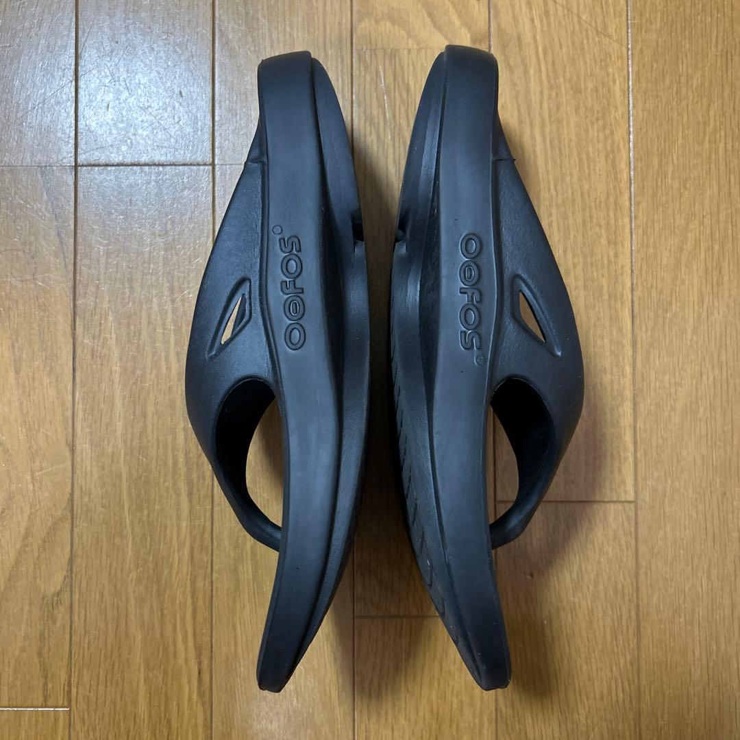 【トモ】OOFOS、F.C. Real Bristolサンダル