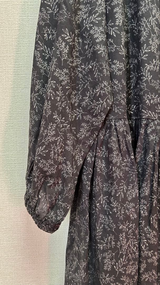 BEARDSLEYビアズリー リーフプリントギャザーワンピース　花柄