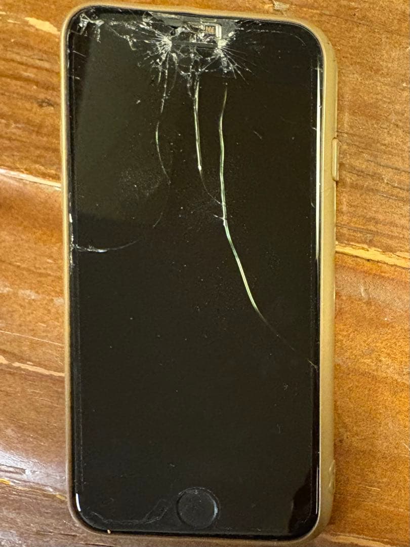 Apple iPhone SE 第3世代　画面ひびあり