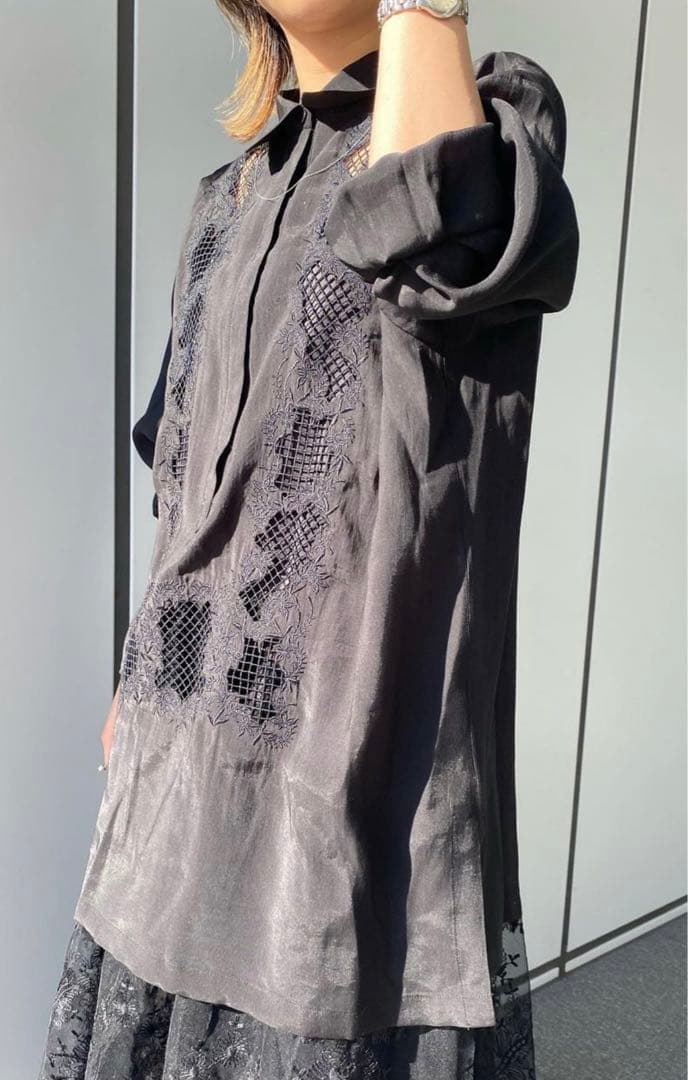 新品☆AMERIアメリ☆エンブロイダリーシアーシャツ☆ブラック