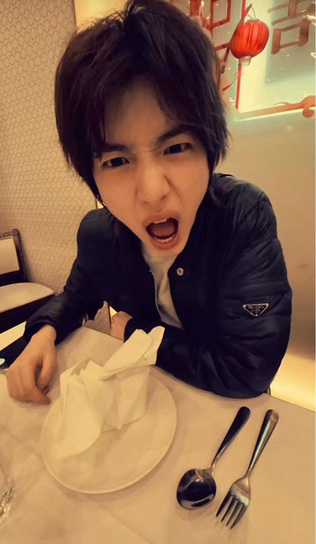 prada ライトダウンジャケット　44 cortis ジュフン着用