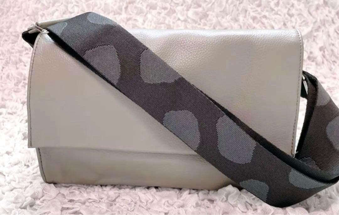 ear PAPILLONNER イアパピヨネ グレーボディバッグ