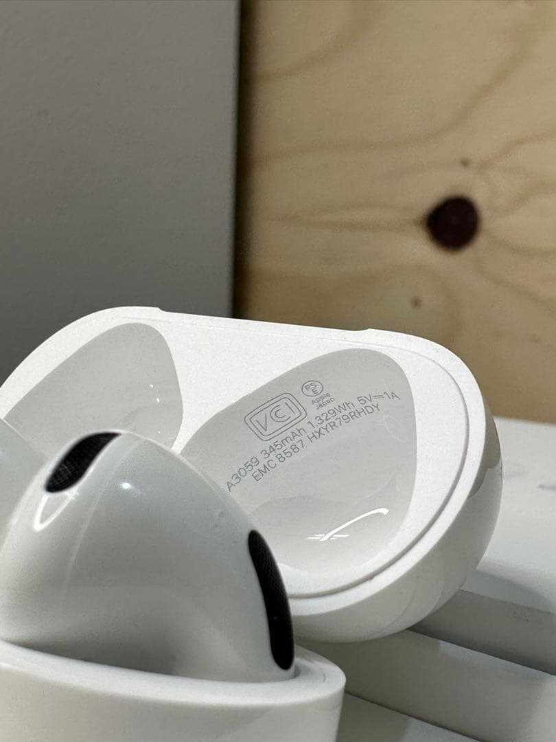 【美品】AirPods 4 ANC搭載モデル MXP93J/A 9RHDY