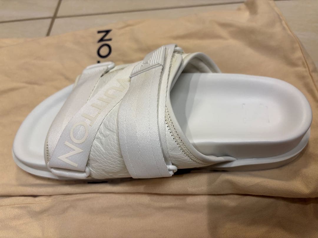 LOUIS VUITTON ホワイト スライドサンダル