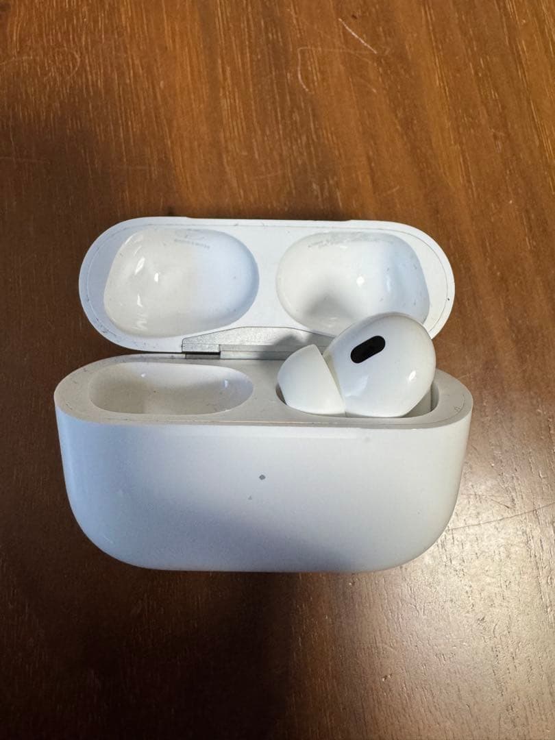 AirPods Pro2 ホワイト 本体と右耳