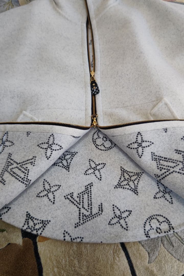 LV ヴィトン　マヒナ　リバーシブル　フード　ケープ　ポンチョ　定価70万円