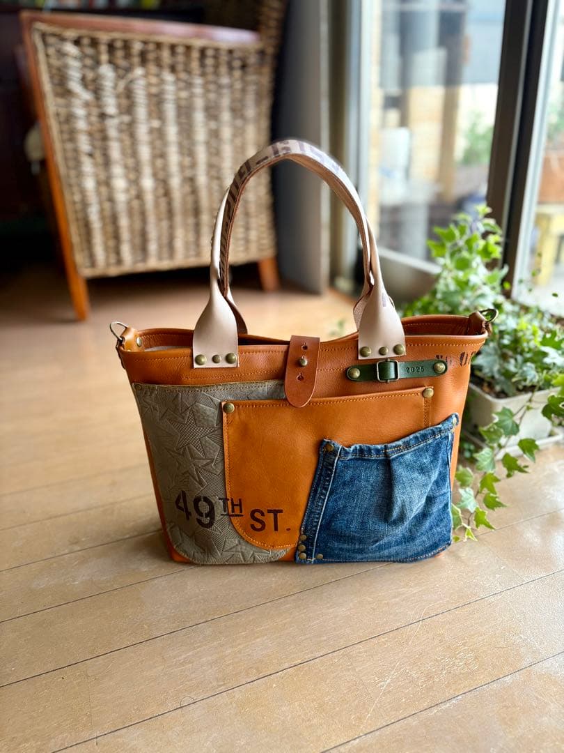 牛革キャメル、デニムポケットのトートバッグ