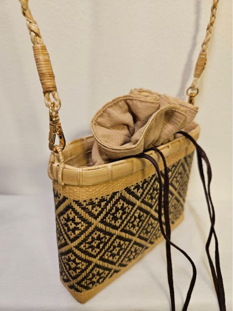 タイ王室御用達　プラニー工房　伝統工芸　竹細工バッグ・ポシェット型(黒茶柄)