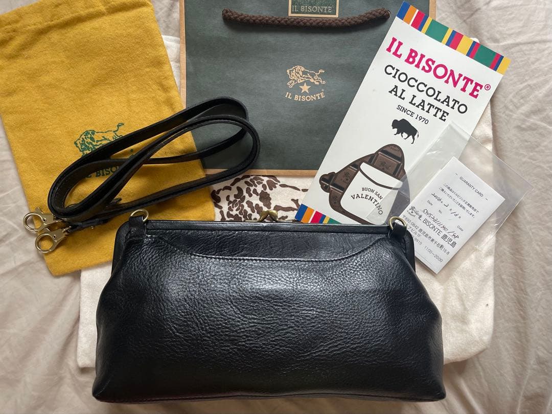 IL BISONTE ブラックレザー　クラッチバッグ　がま口