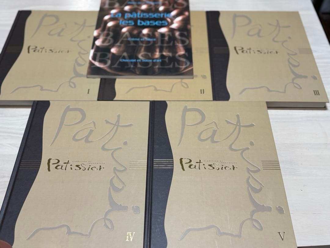 パティシエ　トラディションエイノヴァシオン 5巻set＋基本生地本　菓子レシピ本