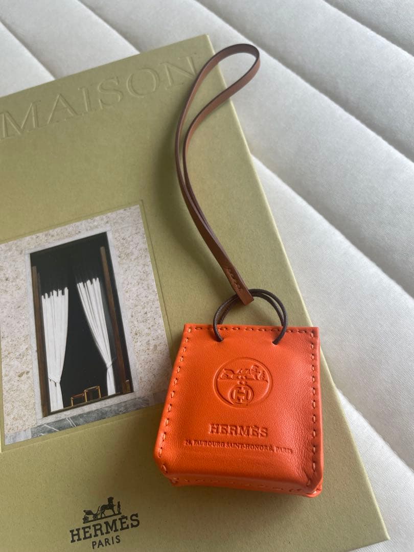 よ*ー様 HERMES エルメス　チャーム　ショッパーチャーム　オレンジ　カタロ