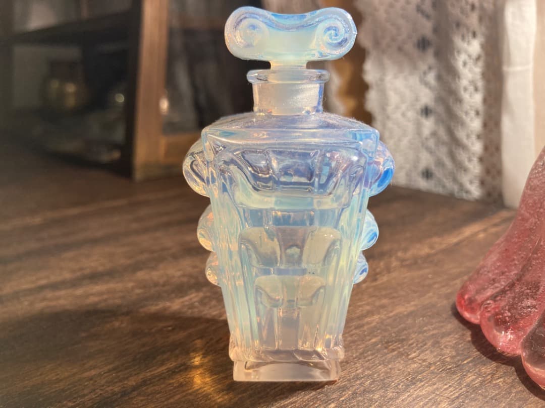 オパールセントガラス　香水瓶