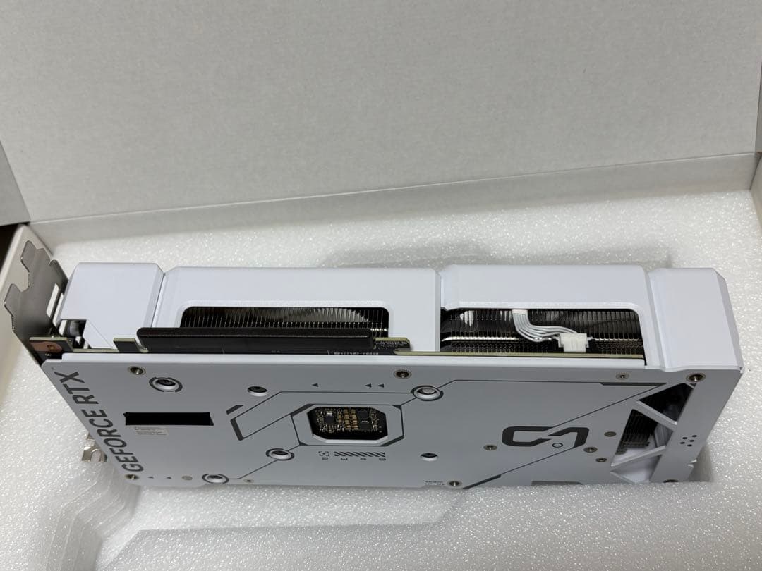 グラフィックボード・グラボ・ビデオカード ASUS Dual RTX 4070 White OC Edition 12GB