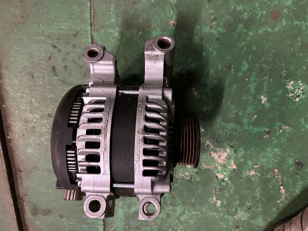 LS460 オルタネーター　ダイナモ　中古