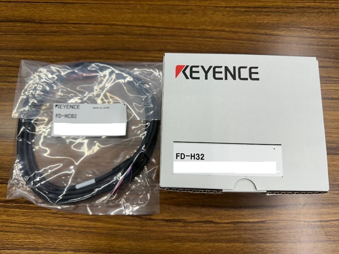 配管に挟み込むクランプオン式流量センサー、電源ケーブルセット　キーエンス