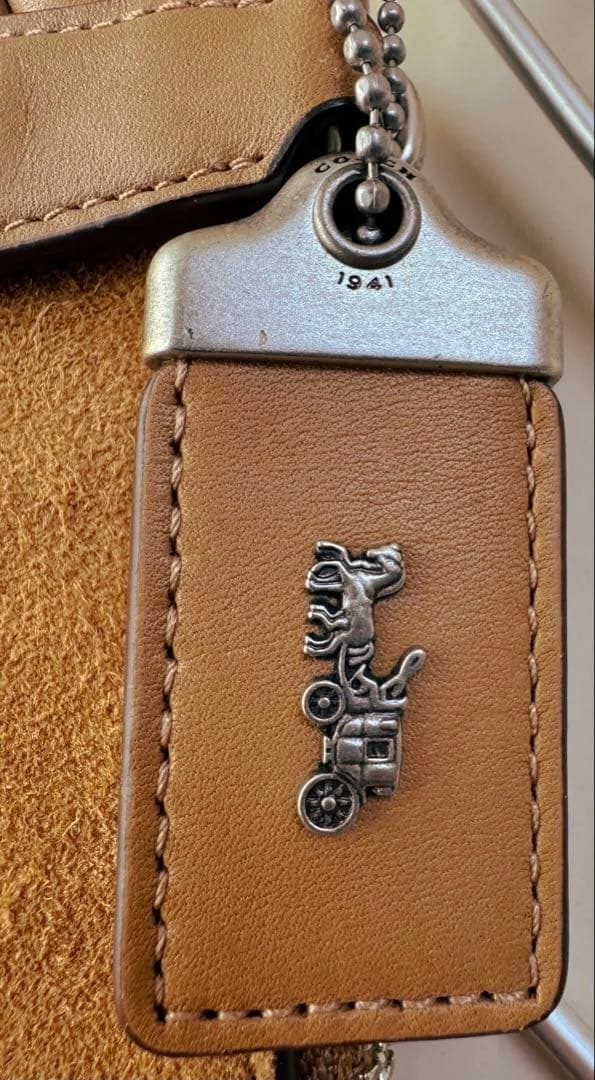 COACH フリンジ　スウェードターンロックリストレット30 クラッチ　↓8万円