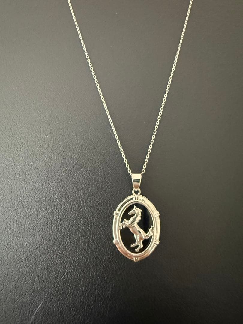 セ-ル❣️今年の干支‼️PTウマモチーフオニキス入りペンダントトップ