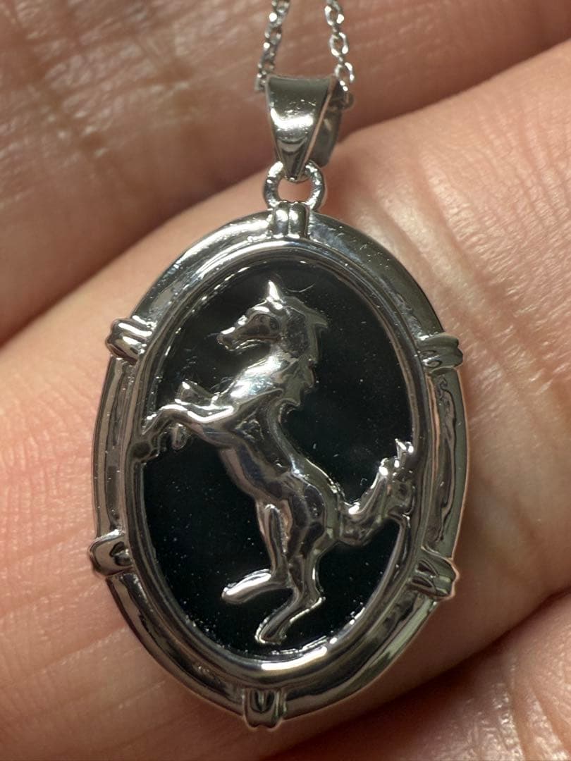 セ-ル❣️今年の干支‼️PTウマモチーフオニキス入りペンダントトップ